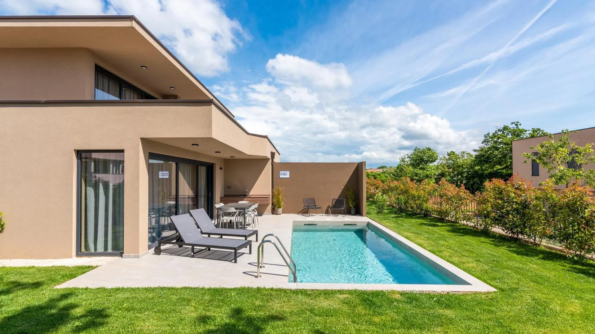 Quercus Village Apartments With Private Pool Novigrad